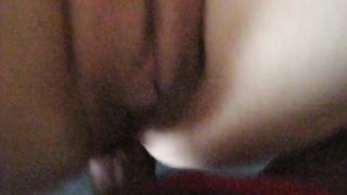 Lei parla al cell mentre lui se la scopa