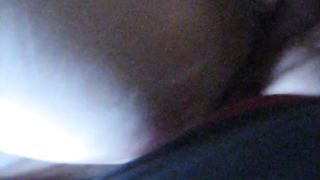 Lei parla al cell mentre lui se la scopa