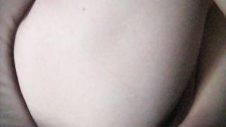 Lei parla al cell mentre lui se la scopa