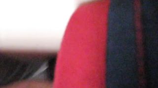 Lei parla al cell mentre lui se la scopa