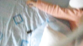 Lei parla al cell mentre lui se la scopa