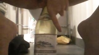 Mia moglie in bagno con la bottiglia