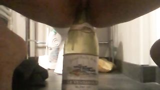 Mia moglie in bagno con la bottiglia