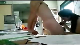 il mio capo selo fa succhiare dalla segretaria