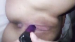 Ventenne si masturba con un dildo