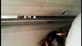 Sveltina nel bagno dell'autogrill