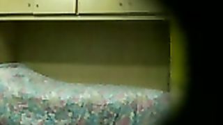 La scopo in camera di suo figlio