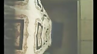 Nella cameretta del figlio mentre il marito non c'è