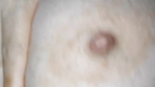 Vuole che le sborro sul seno