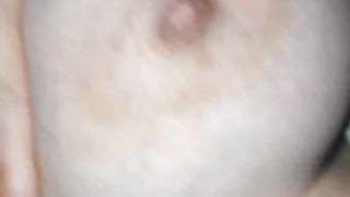 Vuole che le sborro sul seno