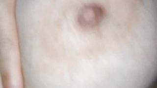 Vuole che le sborro sul seno