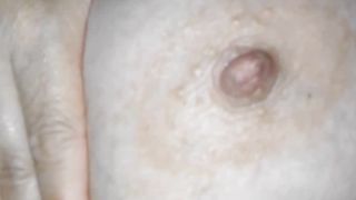 Vuole che le sborro sul seno