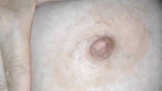 Vuole che le sborro sul seno