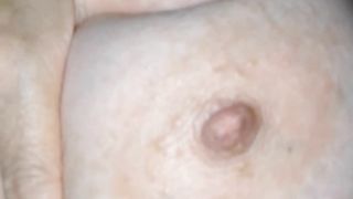 Vuole che le sborro sul seno