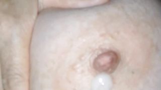 Anteprima del video: Vuole che le sborro sul seno