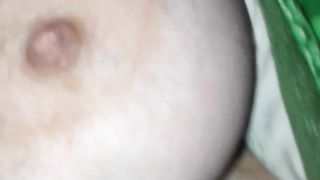 Vuole che le sborro sul seno