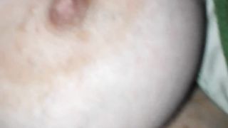 Vuole che le sborro sul seno