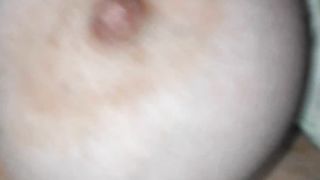 Vuole che le sborro sul seno