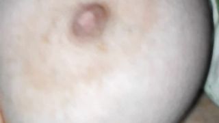 Vuole che le sborro sul seno