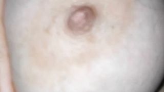 Vuole che le sborro sul seno