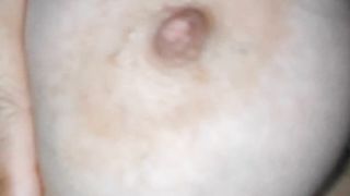 Vuole che le sborro sul seno