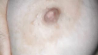 Vuole che le sborro sul seno