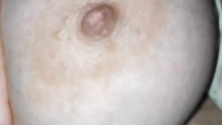 Vuole che le sborro sul seno