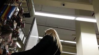 Culetto di bionda alla cassa del supermercato