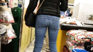 Anteprima del video: Culetto di bionda alla cassa del supermercato