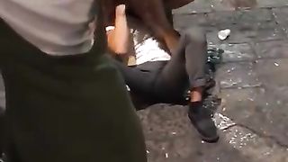 Sesso orale a Napoli in piazza San Domenico