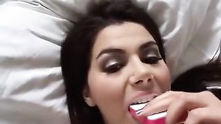 Valentina Nappi si masturba in casa da sola