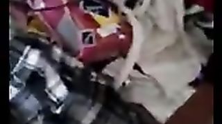 Mi scopo la compagna di classe sul letto dei genitori