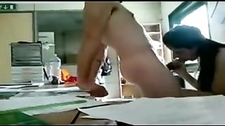 Anteprima del video: Lo succhio al mio capo per un aumento di stipendio