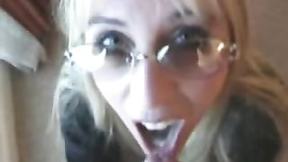 Valeria ingoia fino all'ultima goccia