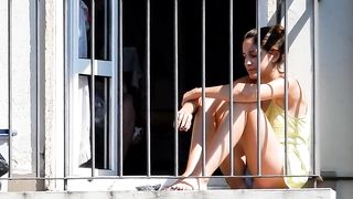 Anteprima del video: La mia vicina porca mentre fuma in balcone