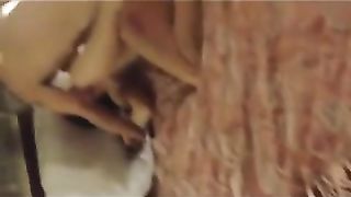 18enne scopa con un 50enne mentre l'amica filma