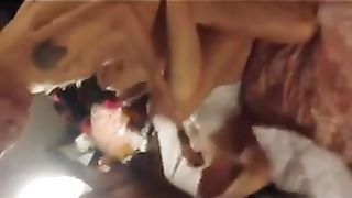 18enne scopa con un 50enne mentre l'amica filma