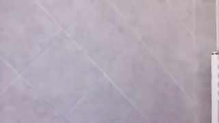 Alessia mi fa un soffocone prima della doccia