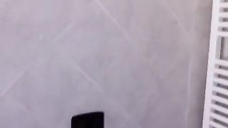 Alessia mi fa un soffocone prima della doccia