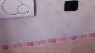 Alessia mi fa un soffocone prima della doccia