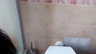 Alessia mi fa un soffocone prima della doccia