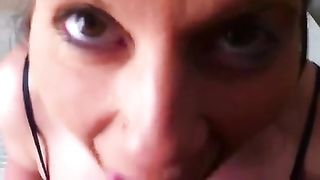 Alessia mi fa un soffocone prima della doccia