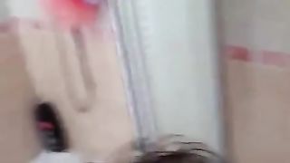 Alessia mi fa un soffocone prima della doccia