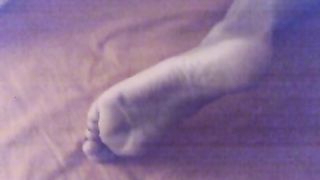 Ditalino e piedini di un'amica