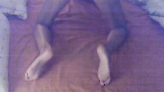 Ditalino e piedini di un'amica