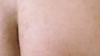 Mia moglie lecca le palle e l'ano ad un 70enne