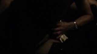 Mia moglie spompina un guardone al park per scambisti