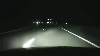 Sbocchina i guardoni al parcheggio per scambisti