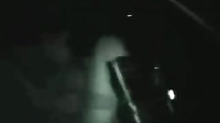 Sbocchina i guardoni al parcheggio per scambisti