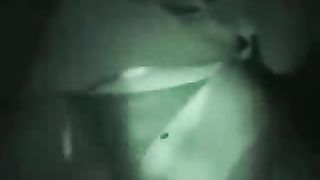 Sbocchina i guardoni al parcheggio per scambisti